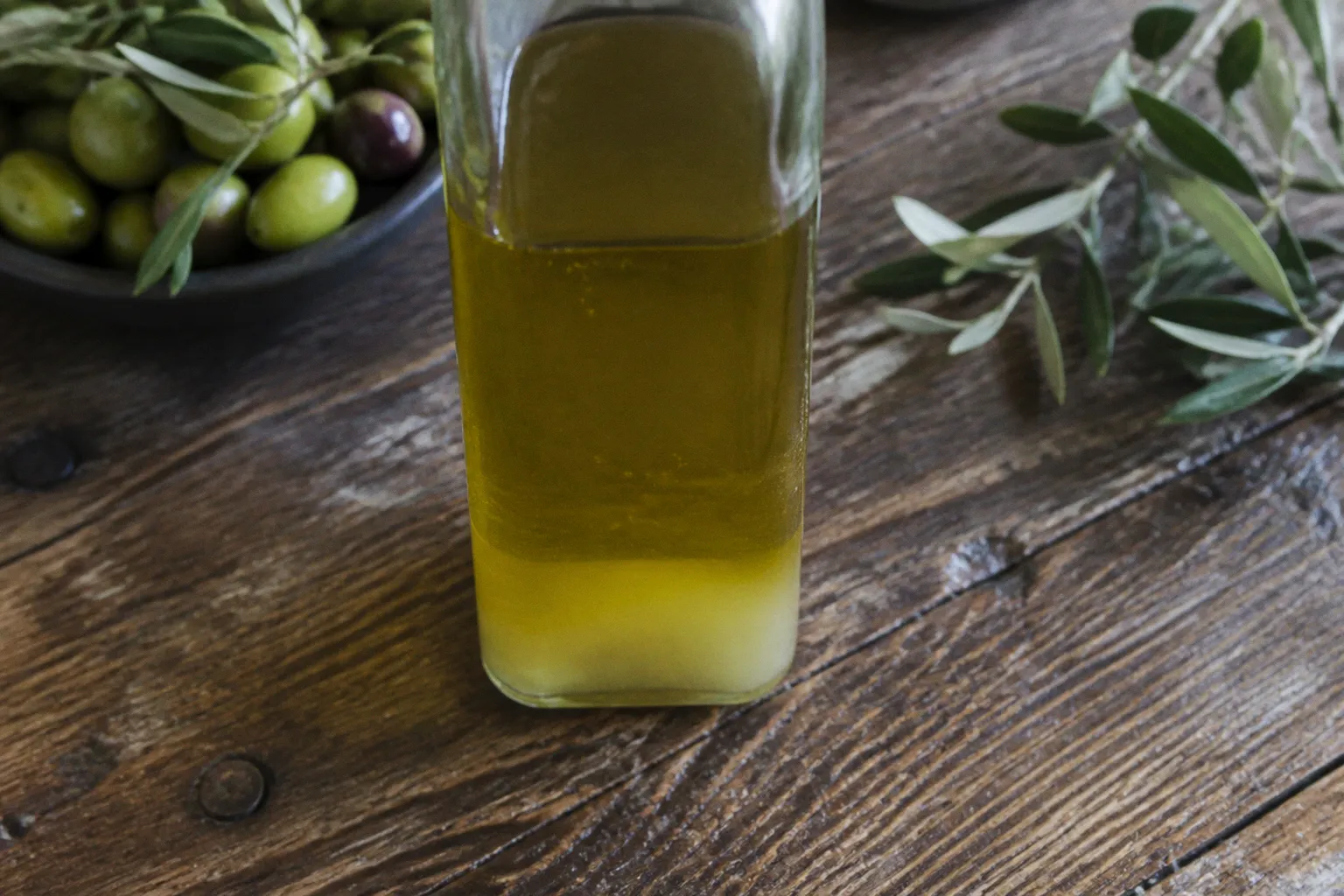 Sedimento nell'olio ligure: perché si forma sul fondo