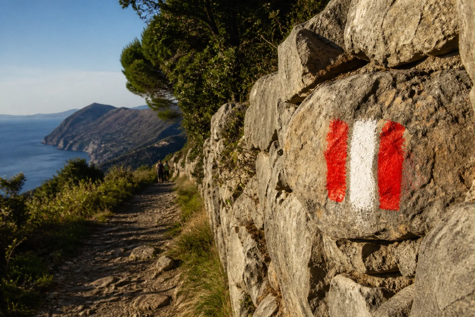 Segnavia dei sentieri liguri: guida ai simboli FIE